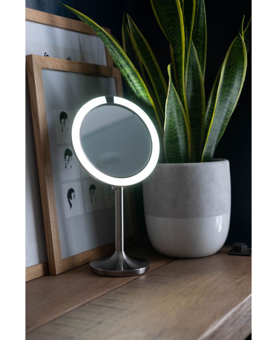 Illuminated online beauty mirror